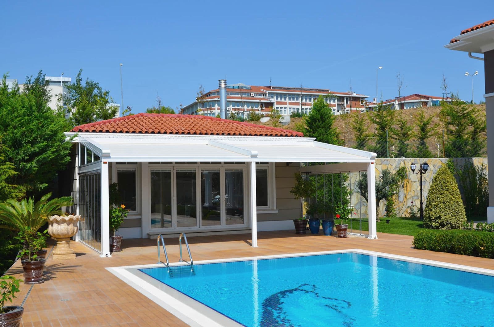 Havuz Başı Pergola — Pergola Sistem · beyaz