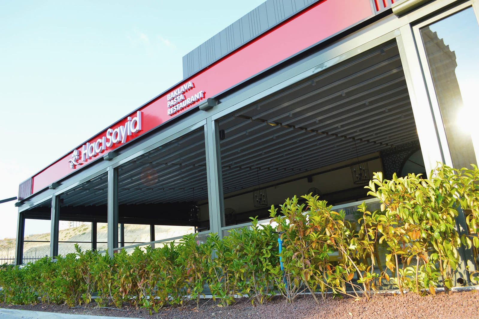 Restoran cephesinde Akyıldız alüminyum pergole