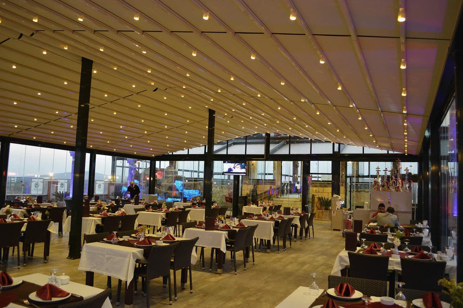 Akyıldız Tente'nin tamamladığı açılır çatılı restoran projesi