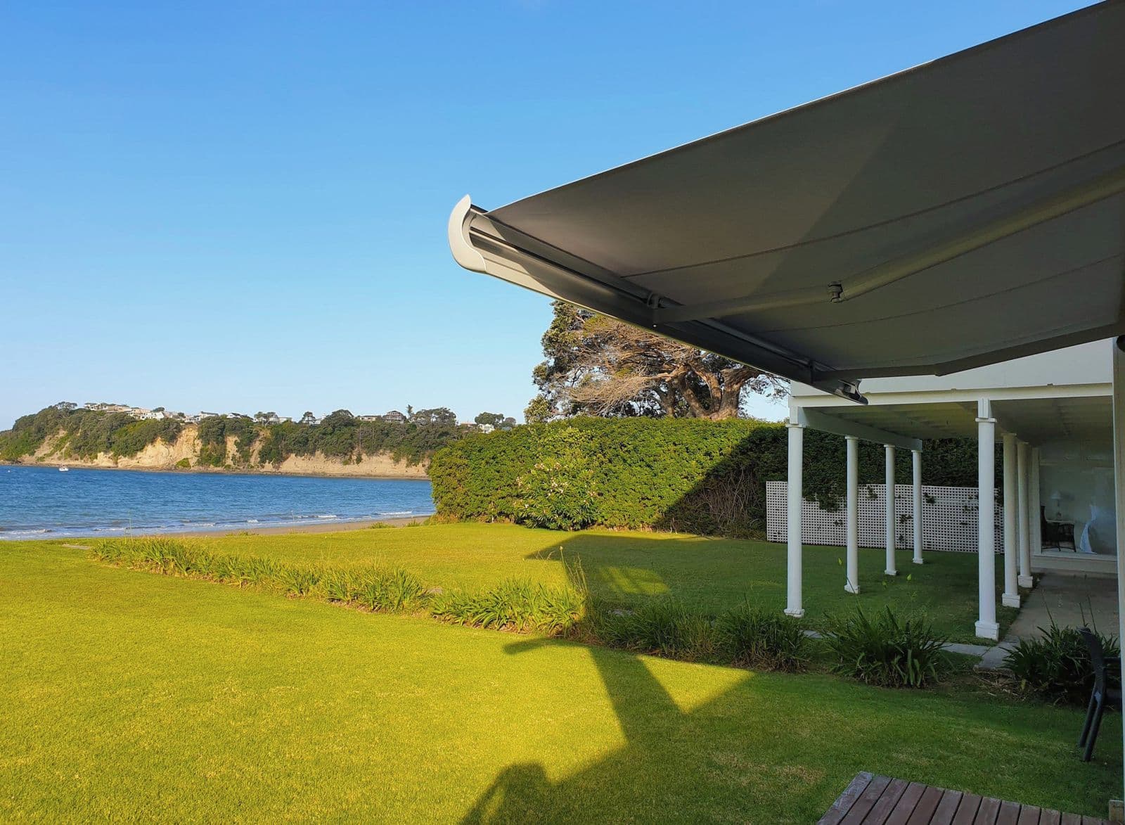 Deniz Manzaralı Bahçe — Kasetli Tente · Skytent Luxury